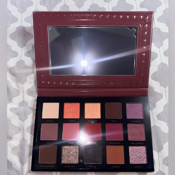 Mystic Romance Eyeshadow palette - Picture 3 of 3